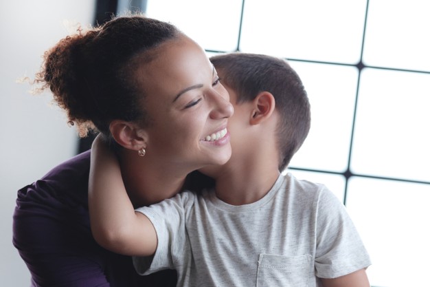 Immagine del figlio che bacia la mamma