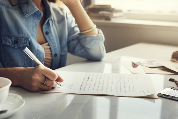 Immagine di donna che scrive una lettera