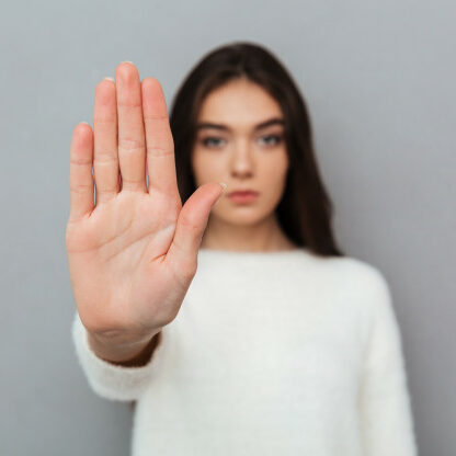 Immagine di una donna che dice stop alla violenza