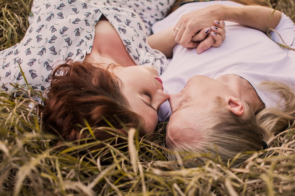 Immagine uomo e donna distesi sull'erba