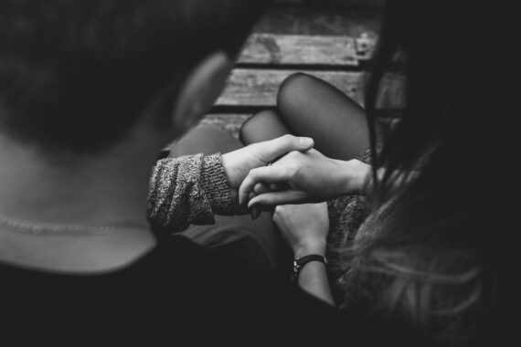 Due ragazzi che si tengono per mano