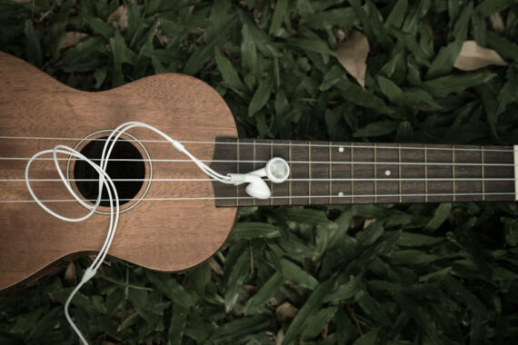 Immagine di chitarra e cuffiette