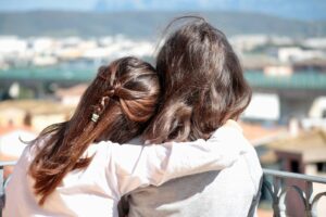 Due sorelle che si abbracciano