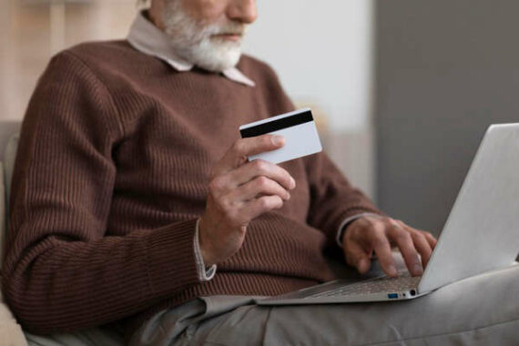 Immagine di un uomo che acquista online