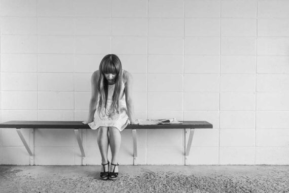 Immagine di donna in corridoio
