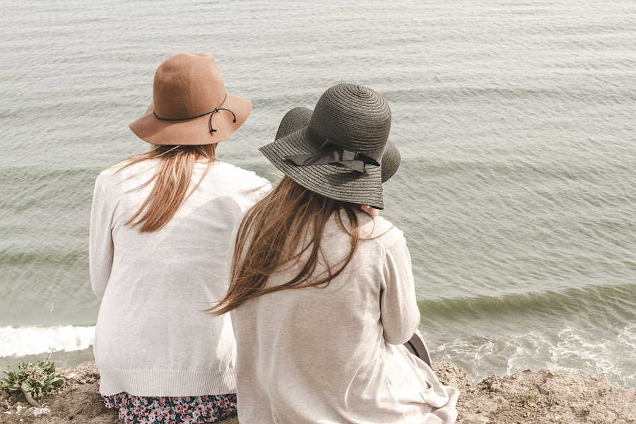 Immagine di donne con cappelli