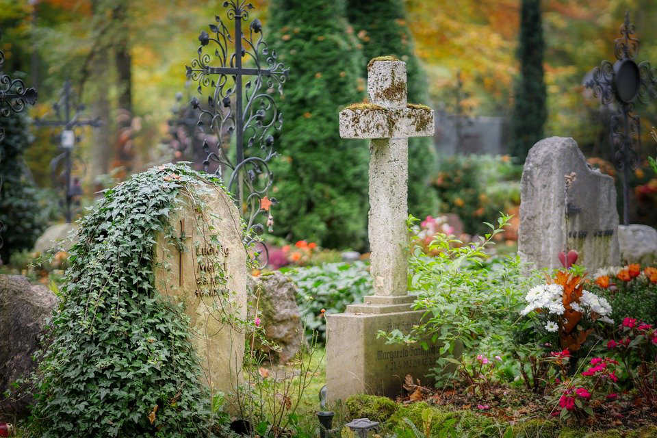 immagine lapidi al cimitero