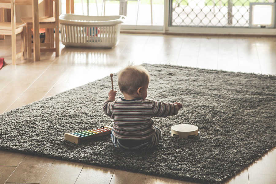 Immagine bambino sul tappeto