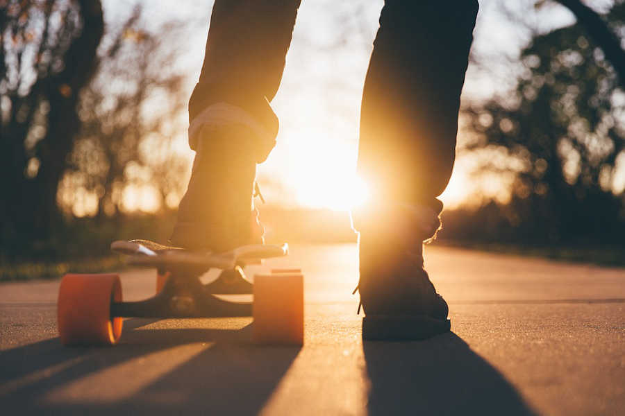 Immagine ragazzo sullo skateboard