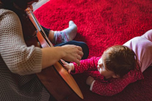 Immagine di bimbo con chitarra