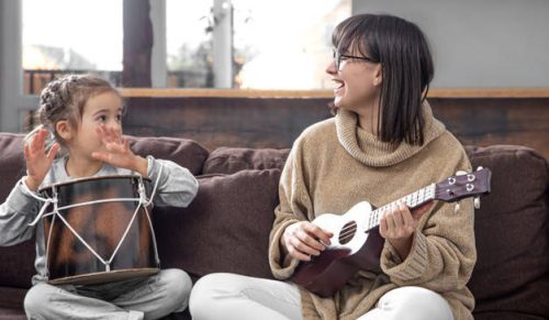 Immagine di donna e bambina suonano insieme