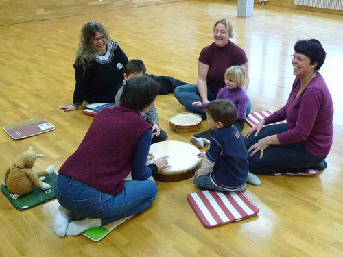 Bambini e adulti in gruppo immagine di bambini e adulti in gruppo