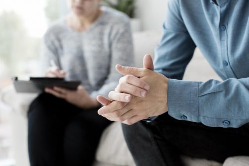 Uomo e donna parlano Immagine uomo in terapia